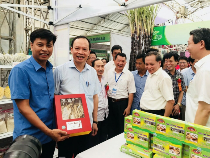 Lãnh đạo tỉnh Thanh Hóa đến thăm gian hàng bộ sản phẩm Sâm báo của Công ty Cổ phần Dược liệu Triệu Sơn