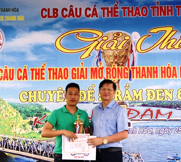 Ban tổ chức trao giải nhất cho cần thủ Trần Hữu Vinh