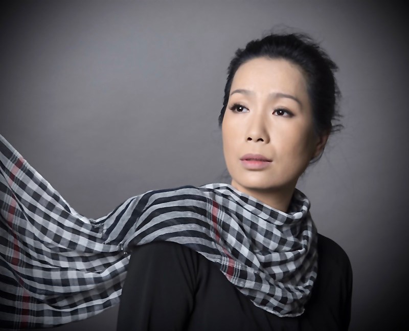 Trịnh Kim Chi không chỉ đơn thuần là một diễn viên. Chị còn được phong tặng danh hiệu Nghệ sĩ Nhân dân, một trong những danh hiệu cao quý nhất của nghệ thuật nước nhà. Trên sân khấu, Kim Chi là người hóa thân vào biết bao số phận, khiến khán giả rơi lệ, cười, đồng cảm và suy ngẫm. Ảnh: NVCC