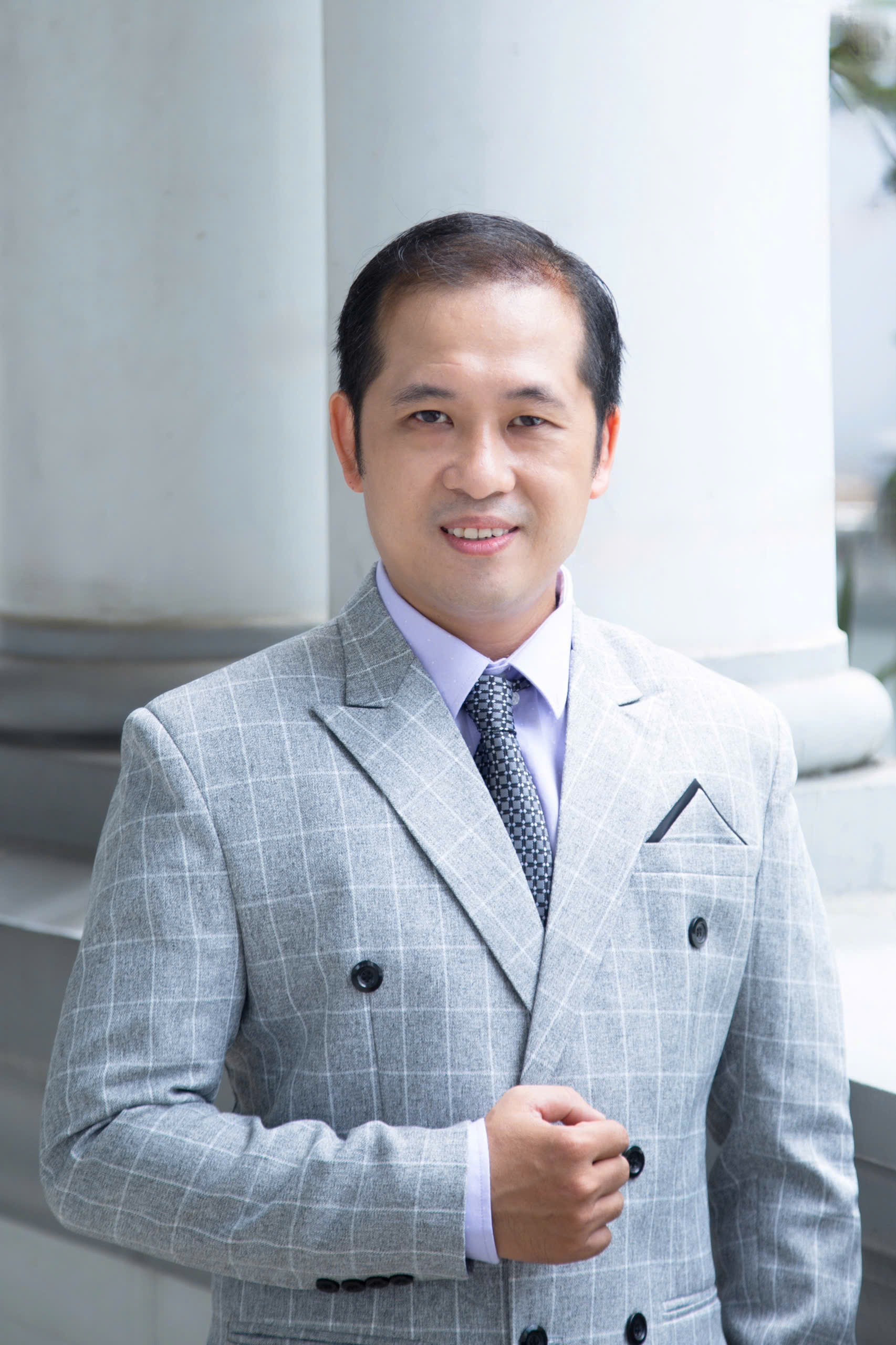 Với học trò, anh là hình mẫu về người thầy không chỉ dạy nghề, mà còn dạy cách sống đẹp với nghệ thuật. Anh yêu cầu học trò tôn trọng bản thân, tôn trọng tác phẩm và quan trọng hơn là tôn trọng khán giả, điều mà không phải thầy đạo diễn nào cũng nhắc tới. Ảnh: NVCC