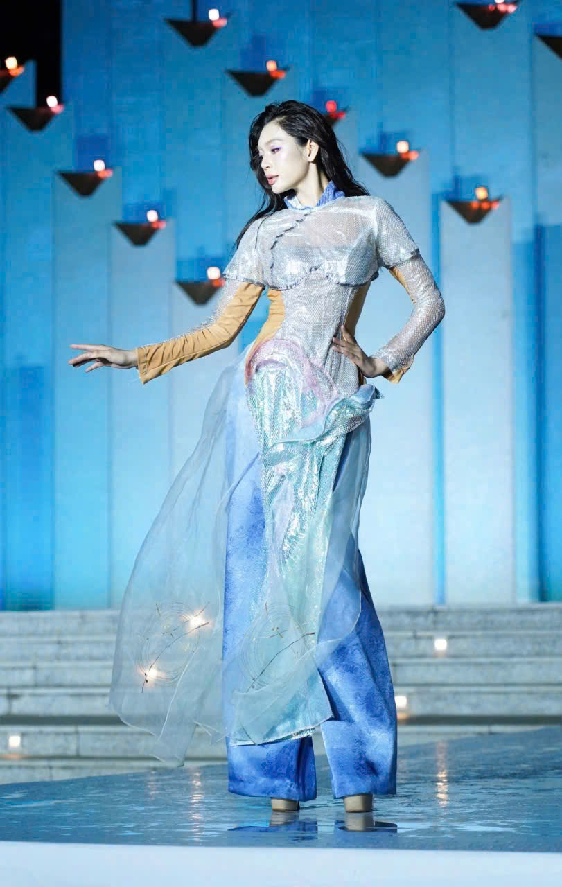 Điều khiến giới chuyên môn đánh giá cao ở Quỳnh Paris không chỉ là kỹ thuật, mà còn là tư duy thời đại. Chị là người tiên phong trong việc ứng dụng chất liệu thân thiện môi trường vào thời trang cao cấp, đưa khái niệm phát triển bền vững vào từng đường kim mũi chỉ. Những bộ sưu tập của chị luôn kết hợp thời trang với hội họa, giáo dục, cộng đồng. Chị không xem thời trang là thứ để mặc, mà là một ngôn ngữ văn hóa.