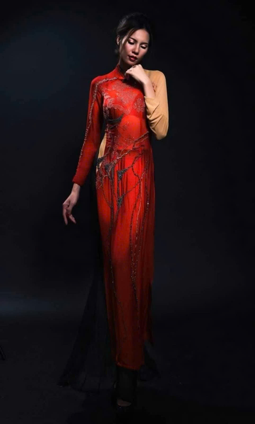 Trong các thiết kế của chị, tà áo dài không bị đóng khung trong lễ hội hay trình diễn. Nó bước ra phố, lên sân khấu quốc tế, xuất hiện trong triển lãm nghệ thuật. Ở đó, áo dài không chỉ là trang phục, mà là biểu tượng của sự tự hào, của bản sắc không hòa tan.