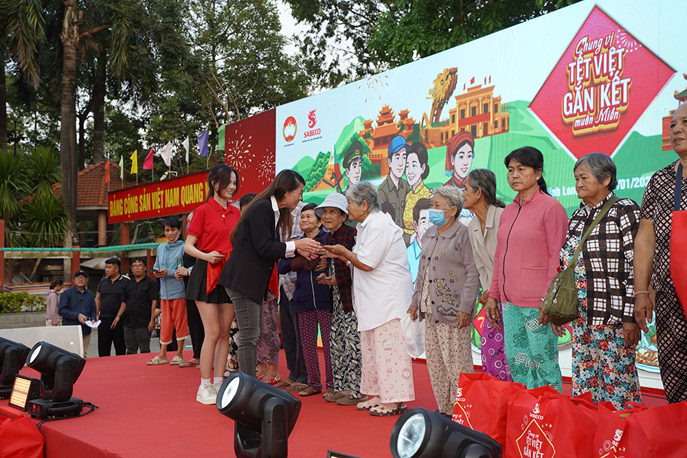 Đại diện SABECO trao quà Tết cho người dân có hoàn cảnh khó khăn trên địa bàn tỉnh.