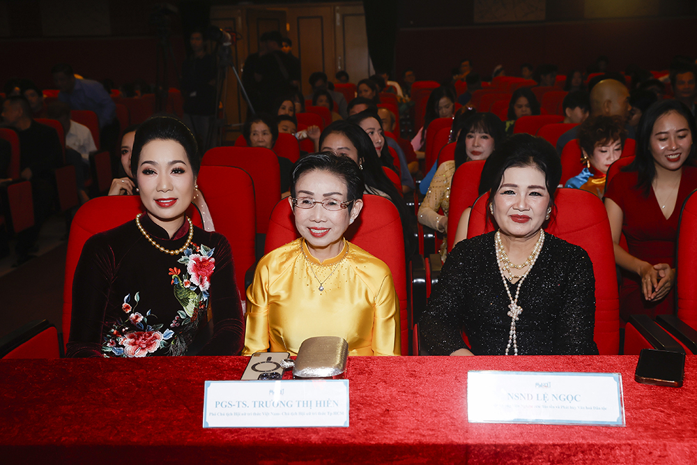 Từ trái qua phải là NSND Trịnh Kim Chi, Chịu trách nhiệm khối Văn hóa nghệ thuật phía Nam của Hội Nữ trí thức Việt Nam; PGS.TS. Trương Thị Hiền, Phó Chủ tịch Hội Nữ Trí thức Việt Nam, Chủ tịch Hội Nữ Trí thức TP. Hồ Chí Minh; NSND Lệ Ngọc,Chi hội trưởng Chi hội Nữ trí thức Văn hóa nghệ thuật của Hội Nữ Trí thức Việt Nam đã đến tham dự chương trình 