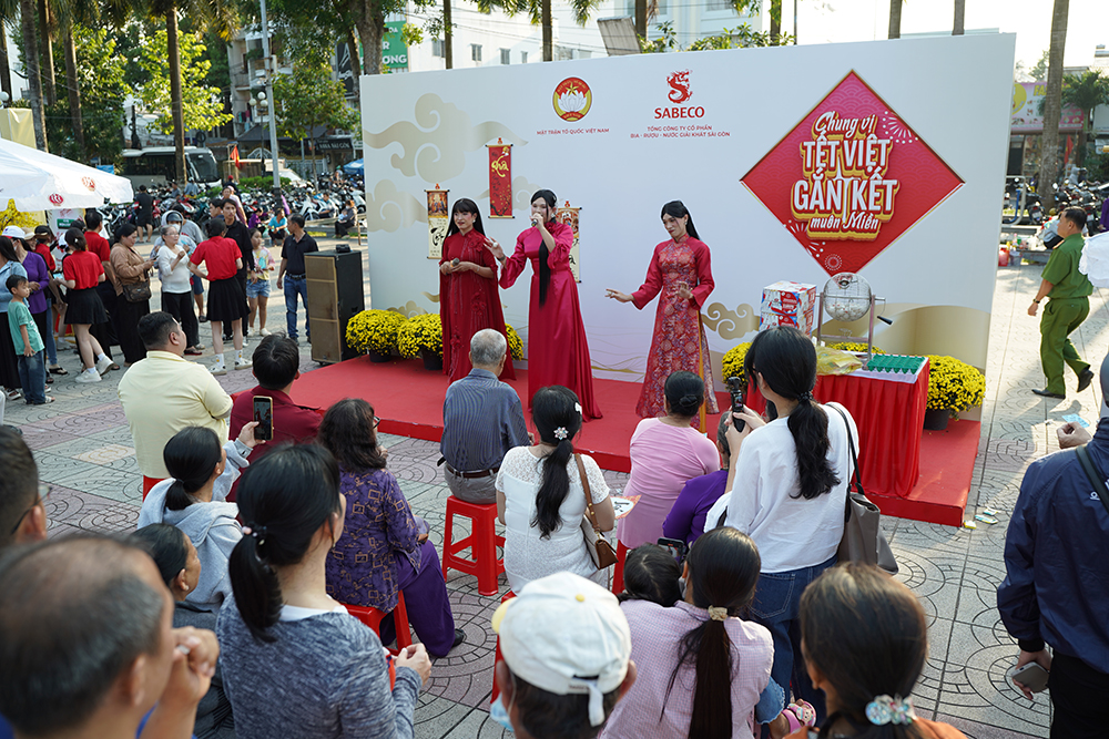 Người dân thích thú với hoạt động hát lô tô, một hoạt động vui chơi tết quen thuộc đậm nét miền Tây.