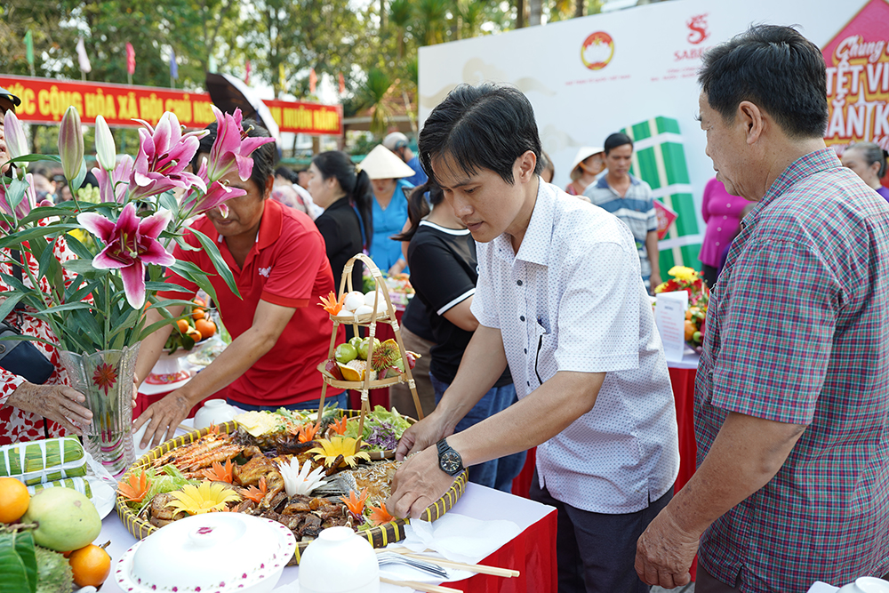 Tại sự kiện, các đội chơi cùng nhau sắp xếp mâm cỗ tết đậm nét miền Tây.