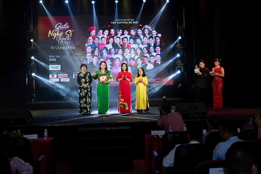 Không gian trang trọng của Gala “Vinh danh những Trái tim Nhân ái, Vì cộng đồng”, nơi hội tụ giới doanh nhân, nghệ sĩ và các cá nhân tiêu biểu vì xã hội. Ảnh: PNM