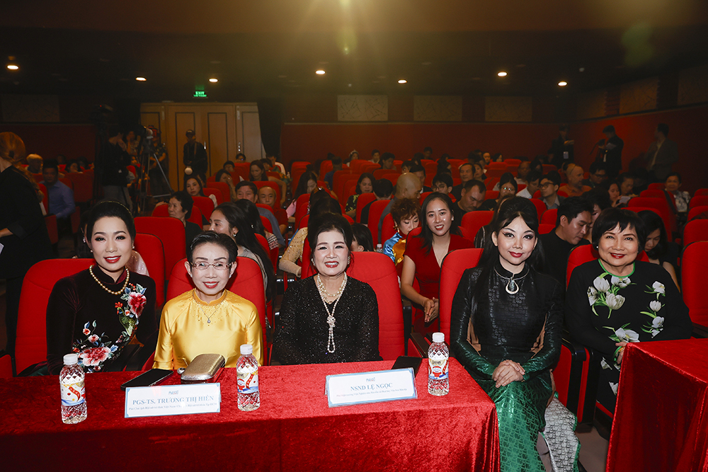 Sự hiện diện của NSND Trịnh Kim Chi, Chịu trách nhiệm khối Văn hóa nghệ thuật phía Nam của Hội Nữ trí thức Việt Nam; PGS.TS. Trương Thị Hiền, Phó Chủ tịch Hội Nữ Trí thức Việt Nam, Chủ tịch Hội Nữ Trí thức TP. Hồ Chí Minh; NSND Lệ Ngọc,Chi hội trưởng Chi hội Nữ trí thức Văn hóa nghệ thuật của Hội Nữ Trí thức Việt Nam cùng đông đảo nữ trí thức, doanh nhân, nghệ sĩ tại chương trình cho thấy sức lan tỏa và sự đồng hành rộng rãi của cộng đồng đối với các hoạt động vì xã hội.