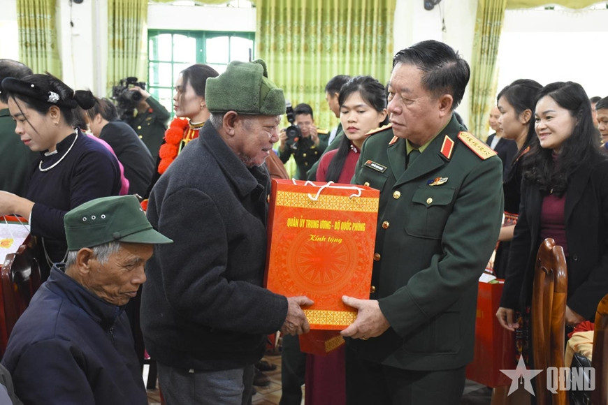 Đại tướng Nguyễn Trọng Nghĩa trao quà tặng các gia đình chính sách, người có công trên địa bàn tỉnh Cao Bằng - Ảnh: Anh Minh