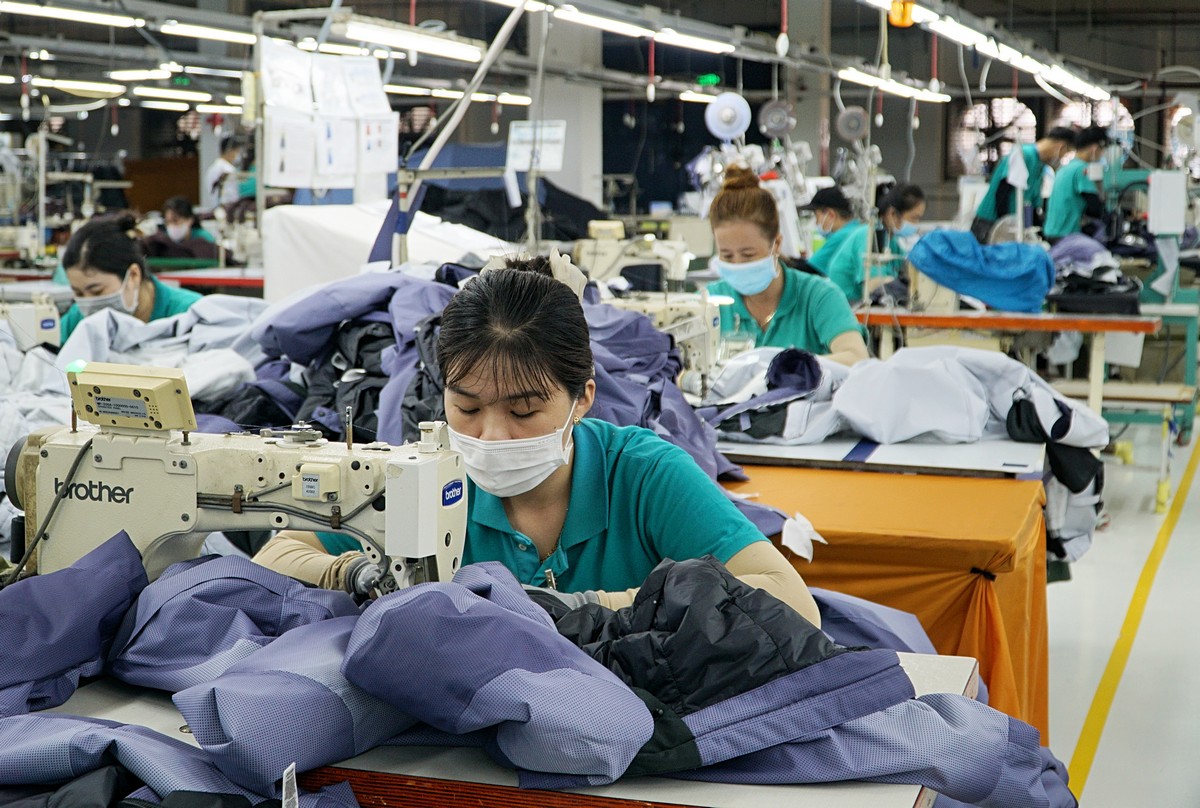 Đời sống vật chất và tinh thần của công nhân ngày càng được cải thiện; việc làm cơ bản ổn định; thu nhập và tiền lương được nâng lên. Ảnh: Khánh Duy