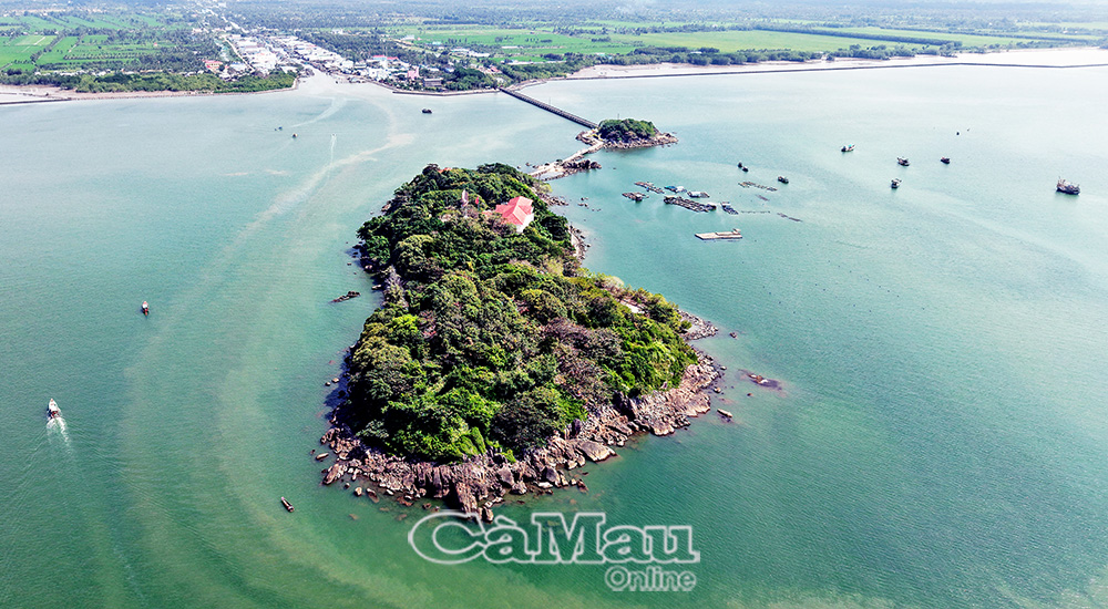 Du lịch Cà Mau phát triển gắn với khai thác hiệu quả tiềm năng, lợi thế kinh tế biển, sinh thái và bản sắc văn hoá địa phương. Ảnh: TRẦN NGUYÊN