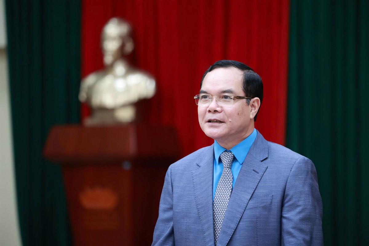 Đồng chí Nguyễn Đình Khang - Ủy viên Ban Chấp hành Trung ương Đảng, Phó Chủ tịch Ủy ban Trung ương MTTQ Việt Nam, Bí thư Đảng ủy, Chủ tịch Tổng Liên đoàn Lao động Việt Nam. 