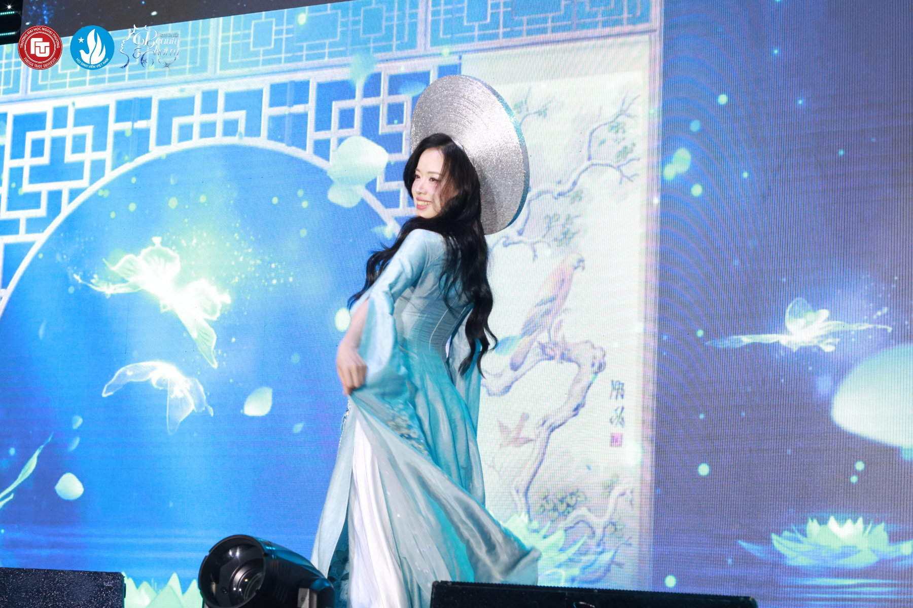 Phần thi trình diễn Áo dài đến từ 12 nữ sinh trong Đêm Chung kết.