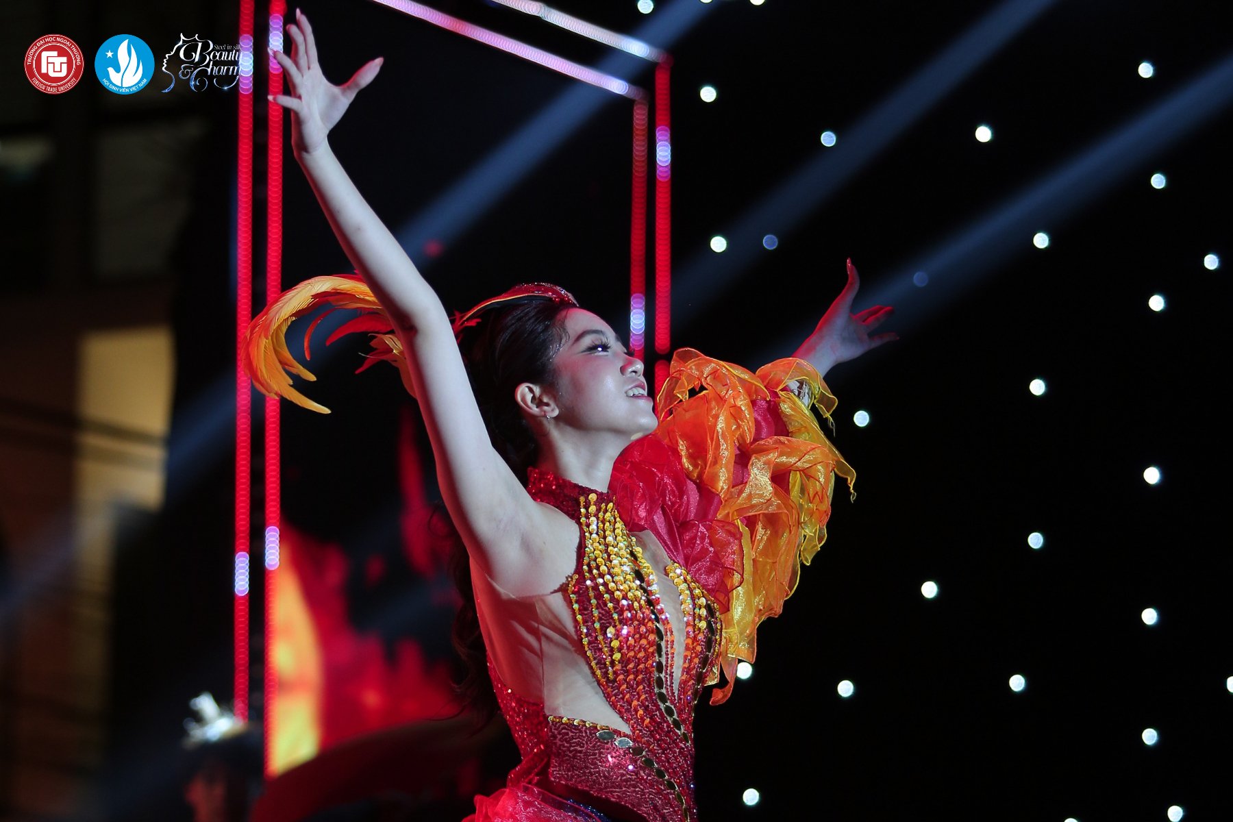   Các nam sinh, nữ sinh nhiệt huyết trong phần trình diễn Tài năng.  