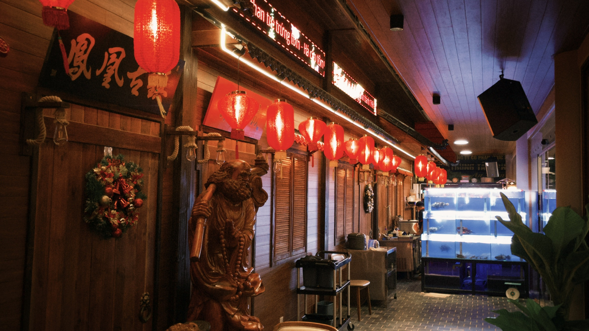 Không gian tầng trệt mang phong cách Trung Hoa cổ điển, gợi cảm giác trang trọng nhưng không nặng nề.