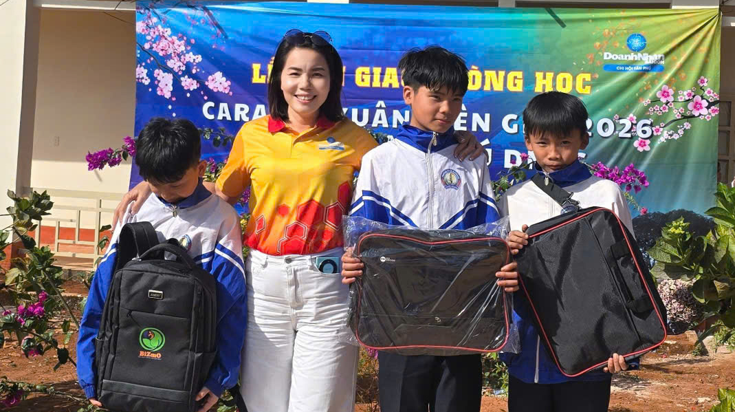 Helen Nguyễn trong chương trình thiện nguyện Xuân biên giới 2026, trao quà cho trẻ em nghèo.