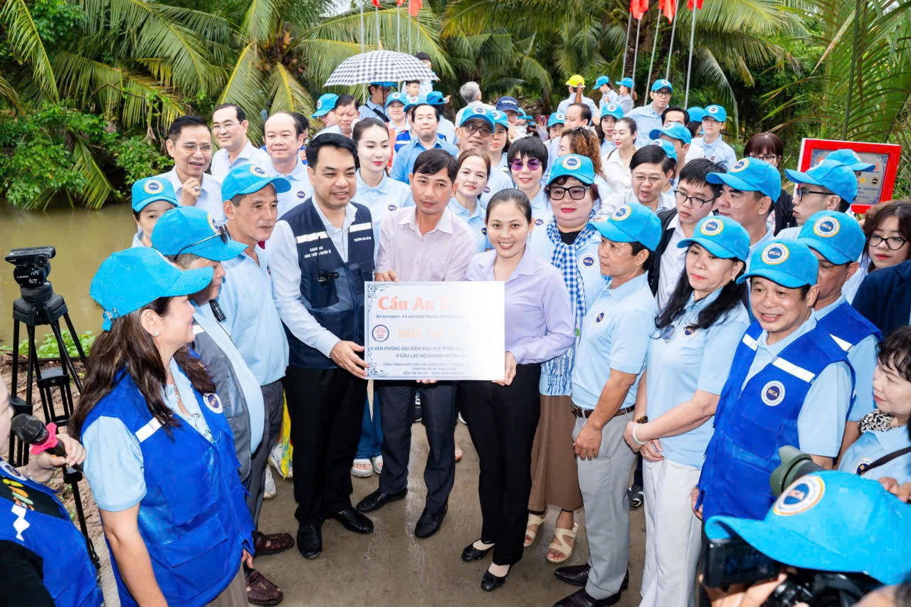 Helen Nguyễn và những người bạn trong chương trình thiện nguyện xây cầu cho bà con ở Bến Tre.