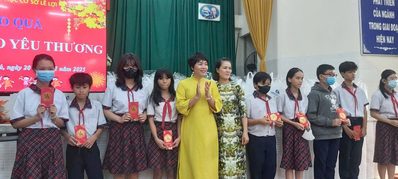 Helen Nguyễn trao quà Khuyến Học cho học sinh Trường THCS Lê Lợi năm 2025.