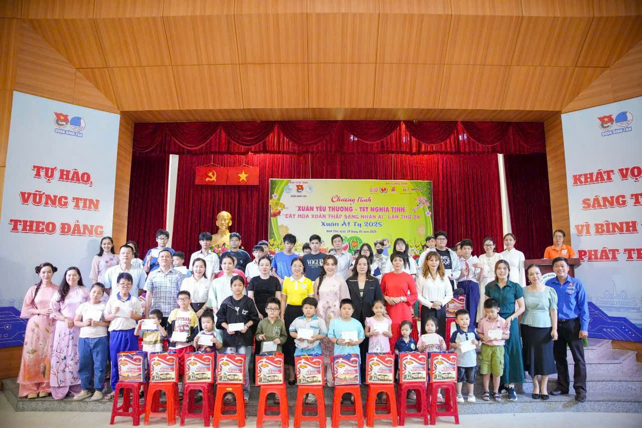 Helen Nguyễn (áo dài đỏ) trao quà cho trẻ em nghèo ở quận Bình Tân, TP. HCM vào năm 2025.