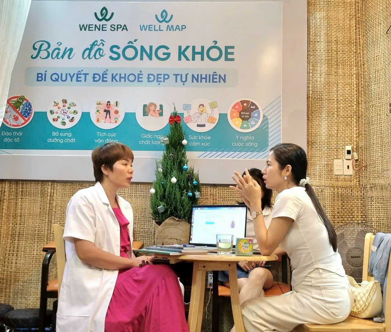 Helen Nguyễn (áo blue trắng) rất vui vì đã giúp được nhiều phụ nữ tìm thấy sự cân bằng trong cuộc sống và tìm được hạnh phúc.