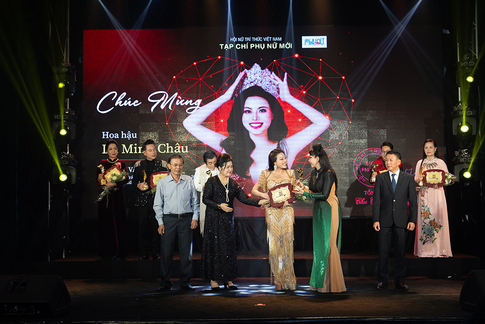 Hoa hậu Dạ Minh Châu vinh dự nhận giải từ ông Nguyễn Hữu Đạt – Trưởng Cơ quan đại diện Văn phòng Bộ Văn hóa, Thể thao và Du lịch tại TP. Hồ Chí Minh và ông Lê Văn Hùng – nguyên Quyền Cục trưởng Cục Công tác phía Nam, Bộ Văn hóa, Thể thao và Du lịch. Hơn cả một tấm bằng vinh danh, khoảnh khắc ấy như một lời xác nhận cho con đường mà cô đã chọn từ rất sớm: con đường của sự sẻ chia.