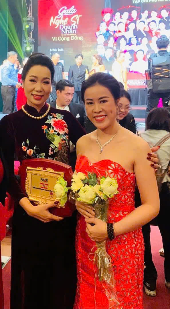 Ngọc Trinh (bên phải) và NSDN Trịnh Kim Chi được vinh danh trong chương trình 