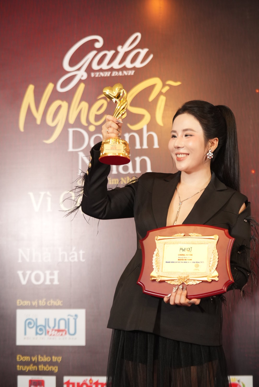 Giải thưởng không chỉ tôn vinh những đóng góp cụ thể, mà còn gửi đi thông điệp rõ ràng: trong thời đại số, thành công không chỉ được đo bằng lượng người theo dõi hay doanh thu, mà còn bằng cách người trẻ sử dụng ảnh hưởng của mình để mang lại điều tốt đẹp cho xã hội.