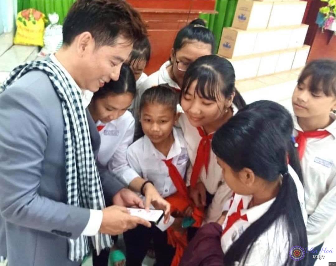 Đến vùng đất nào, Lâm Trí Tú không chỉ mang tiếng hát mà còn mang theo niềm vui, sự sẻ chia và cả những tủ sách – nơi mở ra cánh cửa tri thức cho các em nhỏ. Hình ảnh học sinh chạy theo xin chữ ký, những nụ cười rạng rỡ khi nhận được sách hay phần quà nhỏ luôn là nguồn động lực để anh tiếp tục đi những chặng đường dài.