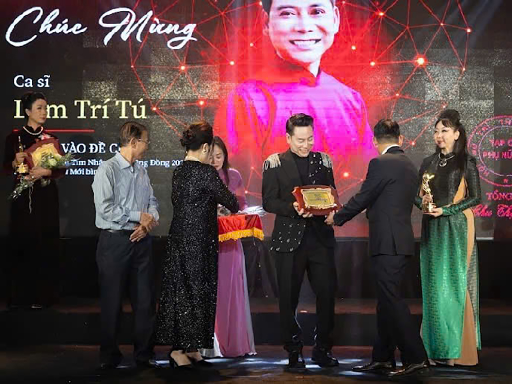 Tại Gala “Vinh danh Nghệ sĩ và Doanh nhân có trái tim nhân ái vì cộng đồng 2025” vừa diễn ra tại Nhà hát VOH – Đài Tiếng nói Nhân dân TP. Hồ Chí Minh, cái tên Lâm Trí Tú một lần nữa được xướng lên, và đó là lần thứ tư liên tiếp anh nhận giải thưởng “Nghệ sĩ vì cộng đồng”, minh chứng cho sự bền bỉ và chân thành trong hành trình kết nối nghệ thuật với trách nhiệm xã hội.