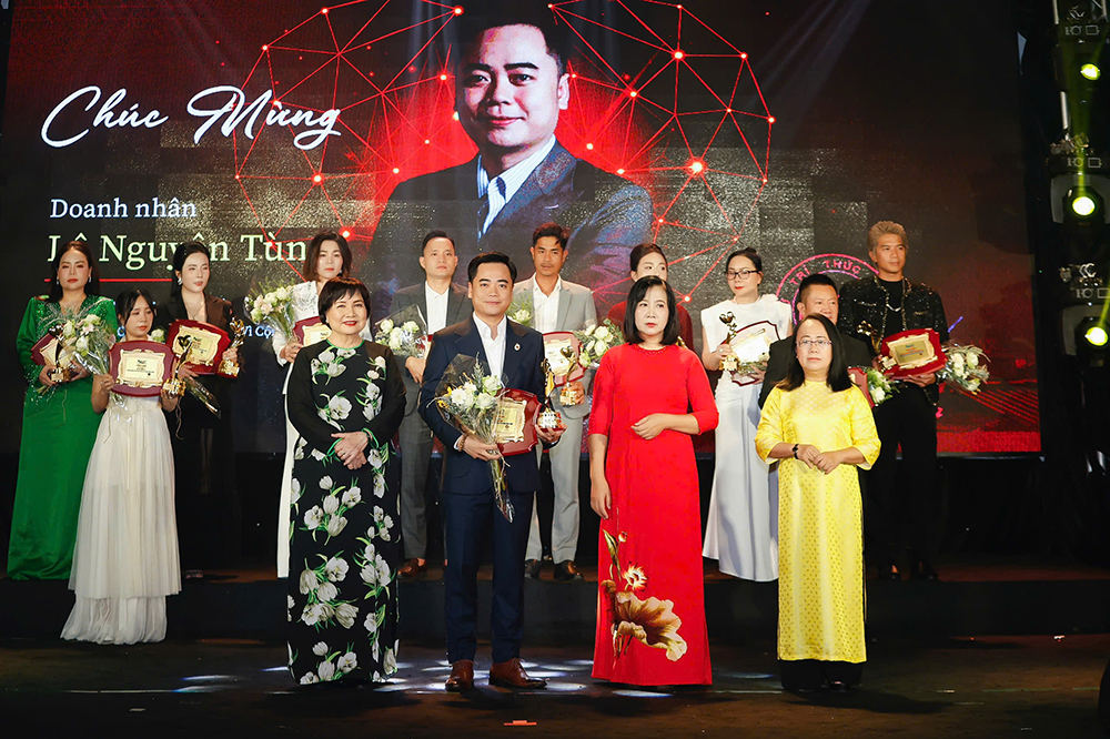 Tại buổi lễ, giải thưởng được Phó Trưởng ban Tuyên giáo Thành ủy TP. Hồ Chí Minh và Tổng biên tập Tạp chí Phụ Nữ Mới trực tiếp trao tặng cho doanh nhân Lê Nguyên Tùng – Như một sự ghi nhận xứng đáng cho hành trình bền bỉ gắn kết giữa hoạt động kinh doanh và trách nhiệm xã hội mà anh đã theo đuổi trong nhiều năm qua, đặc biệt thông qua các hoạt động của Hội Doanh nhân trẻ TP. Hồ Chí Minh (YBA) và YBA Chợ Lớn. 