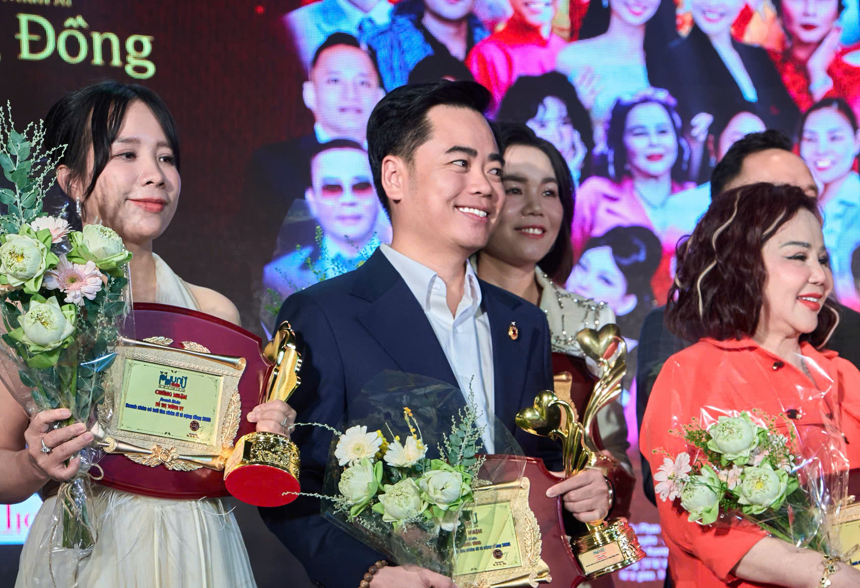 Doanh nhân Lê Nguyên Tùng xúc động trên sân khấu vinh danh