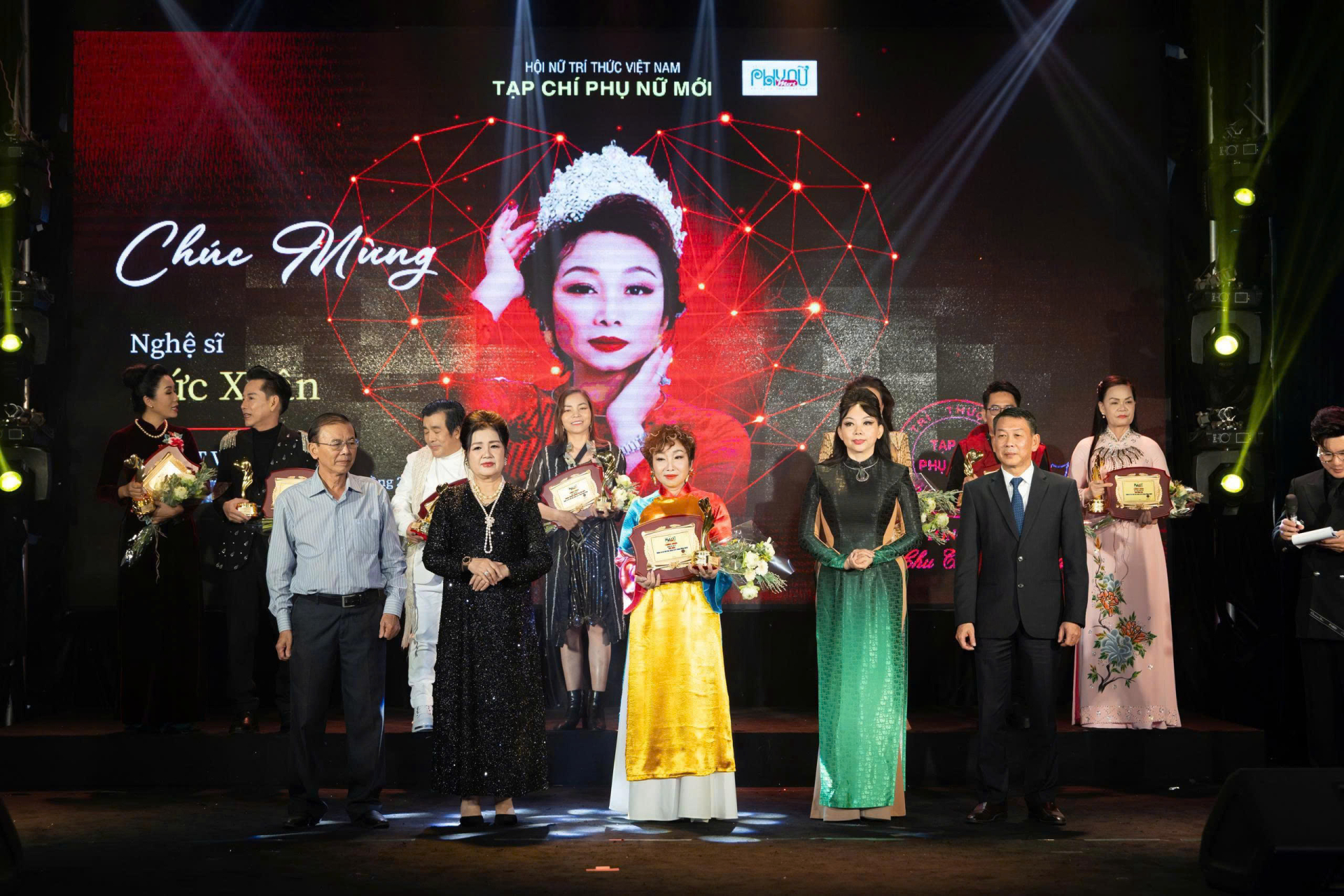 Nghệ sĩ Đức Xuân xúc động khi nhận Vinh danh Nghệ sĩ có trái tim nhân ái vì cộng đồng năm 2025.