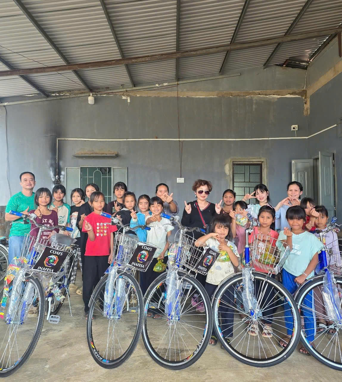 Nghệ sĩ Đức Xuân trao xe đạp cho các em học sinh nghèo.