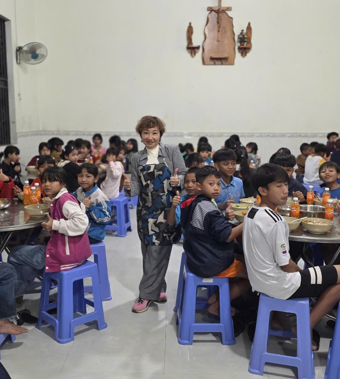 Tham gia nấu và dùng bữa cơm nghĩa tình cùng các em học sinh nghèo.