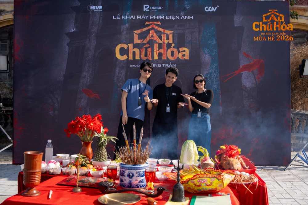 Mr Lee Jin Sung (áo xanh) - Giám đốc sản xuất ‘Lầu Chú Hỏa’ tại buổi khai máy.