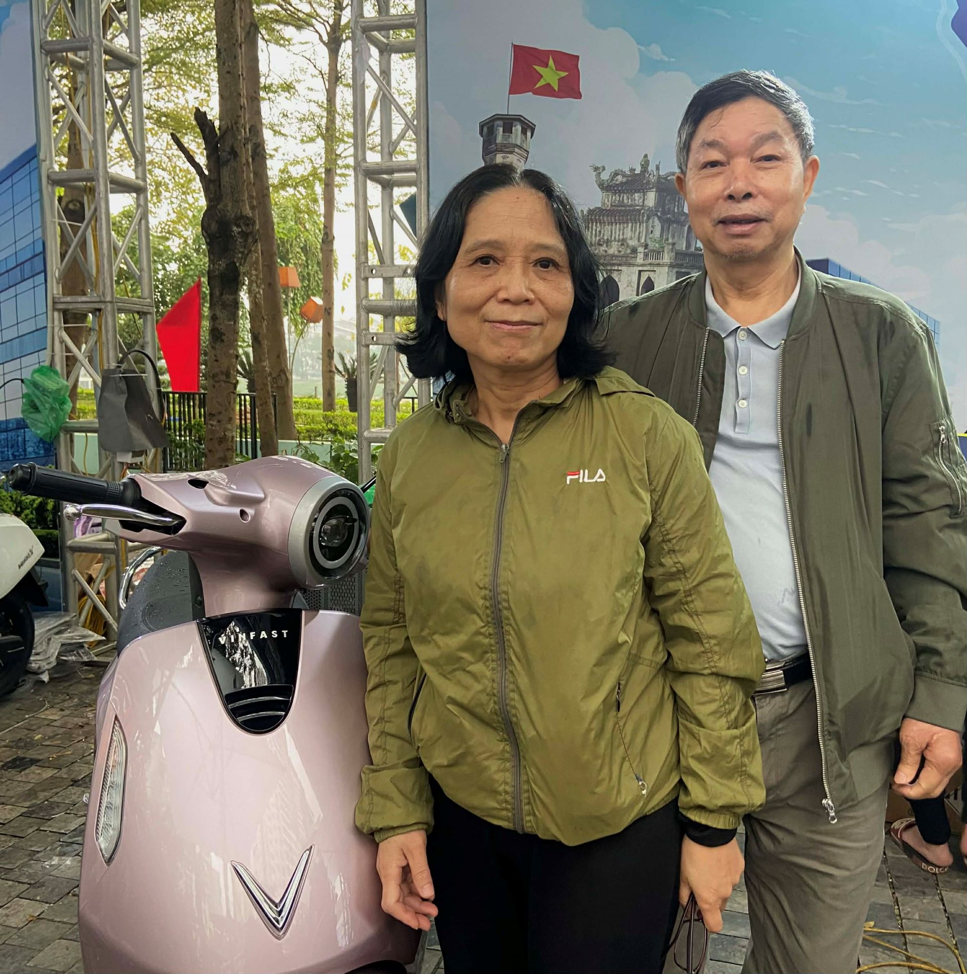 Bà Trần Thị Phong Thanh (trái) ưng ý với mẫu xe Evo Grand Lite.