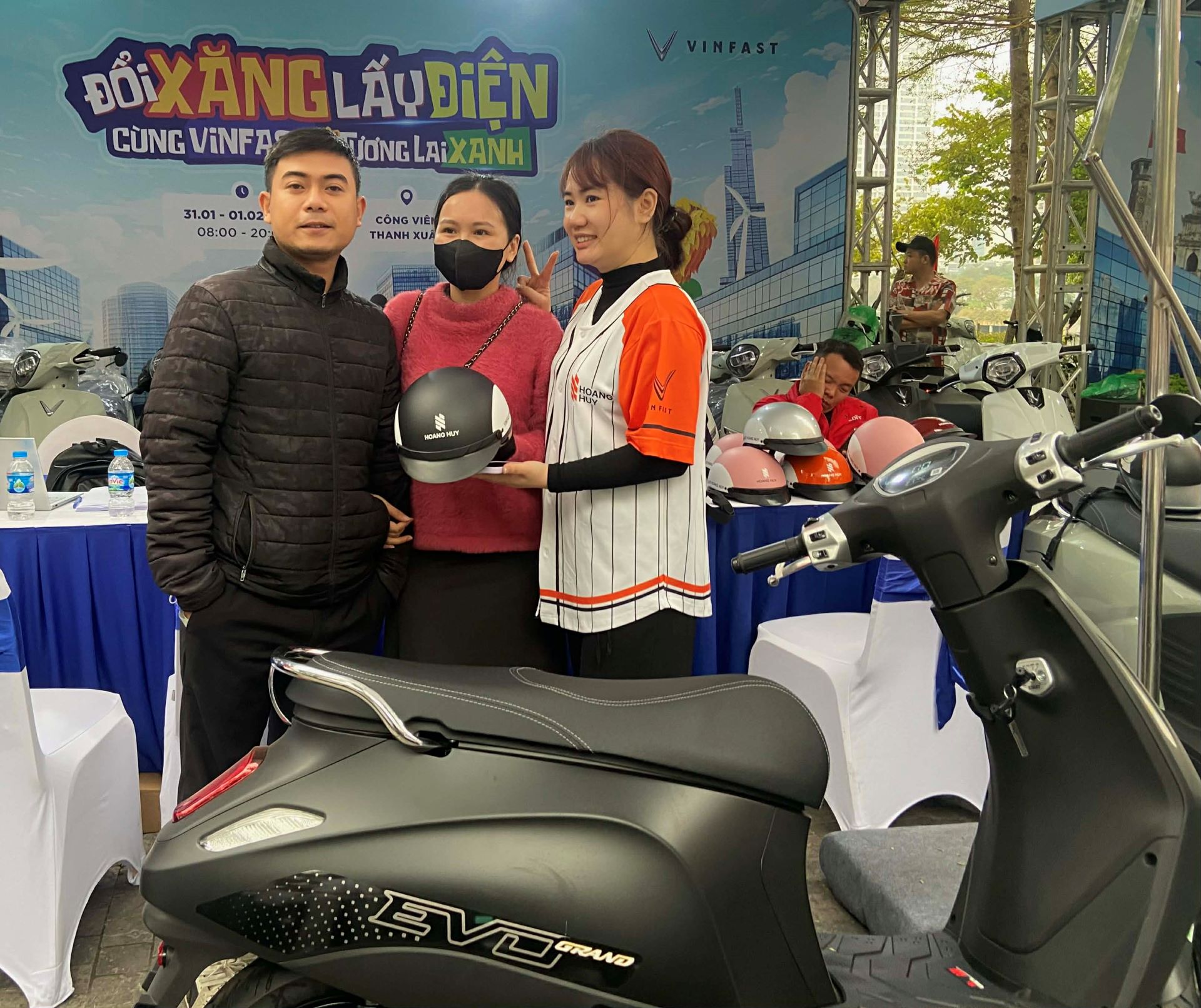 Anh Lê Quang Vũ bên cạnh chiếc Evo Grand được chốt mua ngay tại sự kiệ.