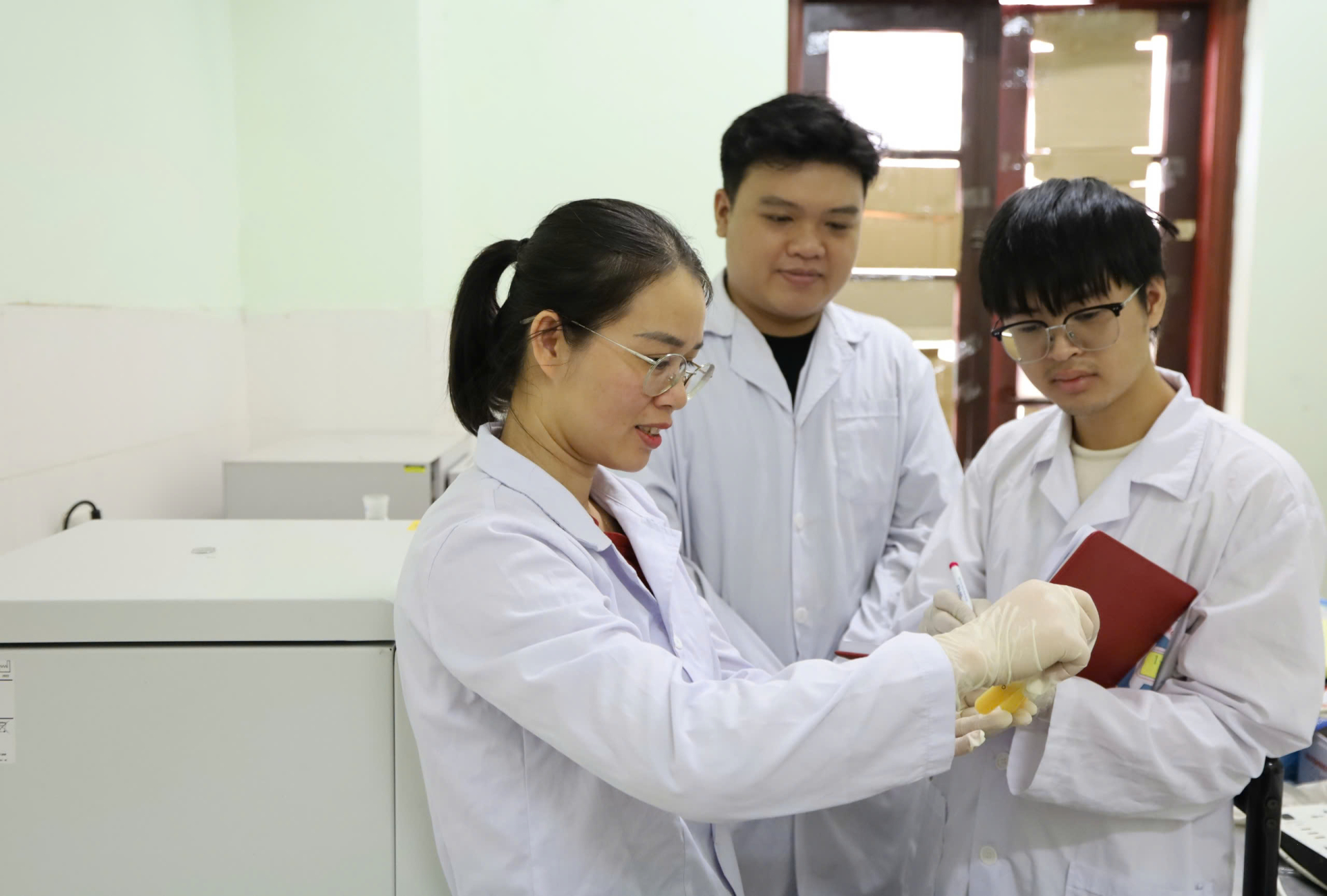 PGS.TS. Nguyễn Thúy Chinh cùng các sinh viên trong phòng thí nghiệm