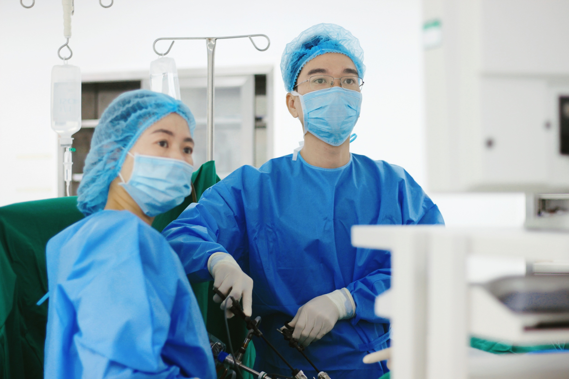 Thay vì mổ mở với đường rạch lớn trên thành bụng, các bác sĩ sử dụng hệ thống camera nội soi và dụng cụ chuyên dụng đưa vào ổ bụng thông qua các lỗ chích rất nhỏ.