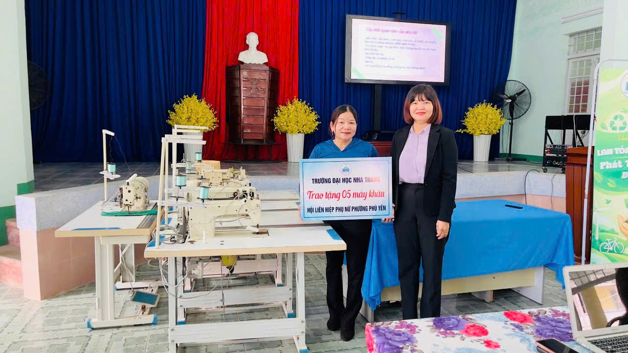 Tại chương trình, TS. Trần Thị Mỹ Hạnh, đại diện Trường Đại học Nha Trang đã trao tặng 5 máy khâu cùng các phần quà cho 50 phụ nữ tham gia dự án. Hoạt động thể hiện sự đồng hành của Nhà trường với cộng đồng trong việc hỗ trợ sinh kế bền vững, đặc biệt là các mô hình khởi nghiệp gắn với bảo vệ môi trường và phát triển kinh tế địa phương.