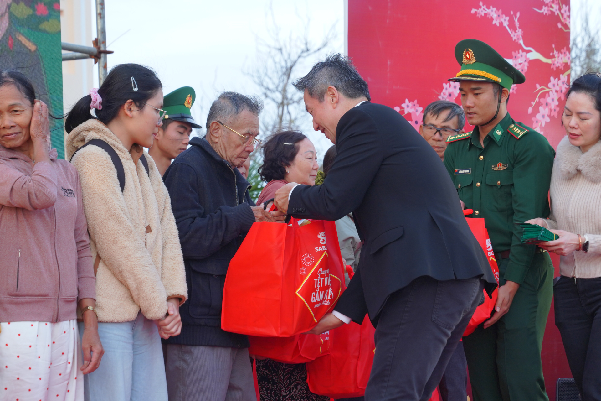 Ông Lester Tan, Tổng Giám đốc SABECO trao quà cho người dân tỉnh Đắk Lắk.