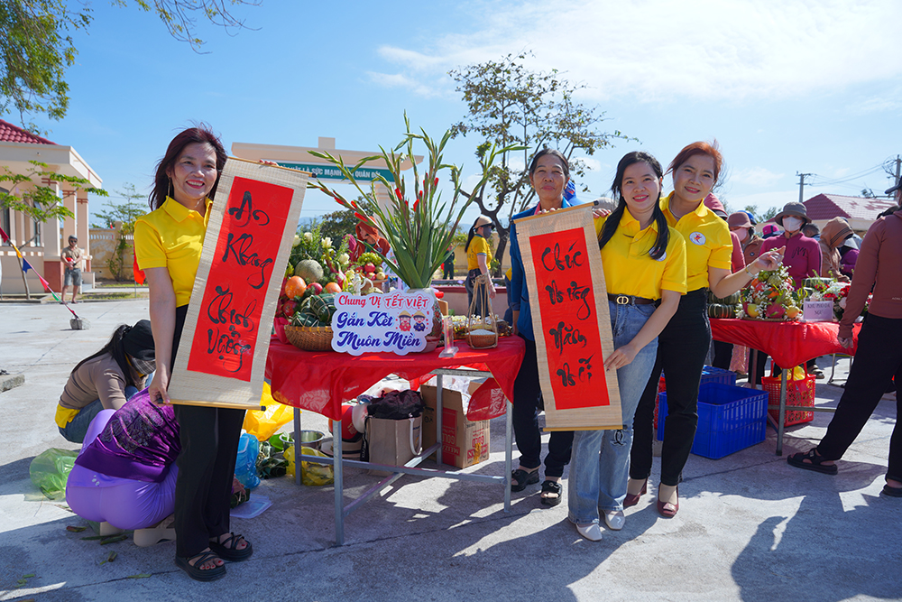 Người dân tỉnh Đắk Lắk thích thú với cuộc thi bày mâm cỗ Tết.