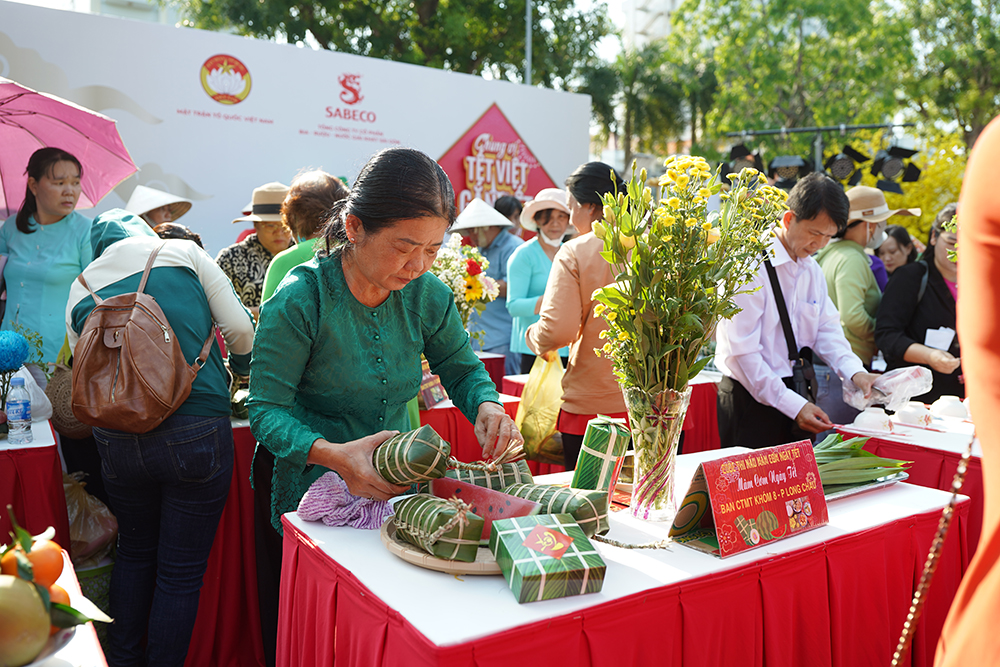 Người dân Vĩnh Long tham gia cuộc thi gói bánh tét và xếp mâm ngũ quả.