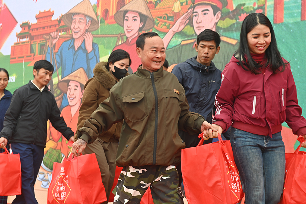 Người dân vui mừng khi nhận được các phần quà Tết ý nghĩa từ chương trình.