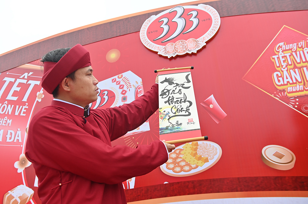 Hoạt động xin chữ  Ông Đồ tái hiện phong tục quen thuộc vào ngày Tết cổ truyền Việt Nam.