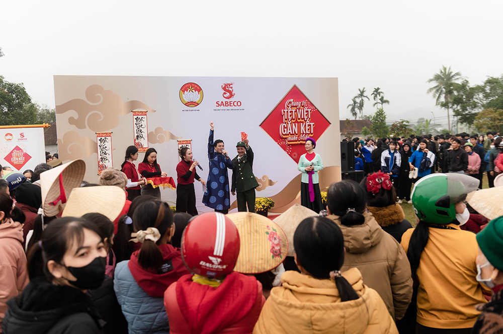 Người dân Nghệ An thích thú với hoạt động hát dân ca ví giặm tại sự kiện cộng đồng Chung Vị Tết Việt của SABECO.