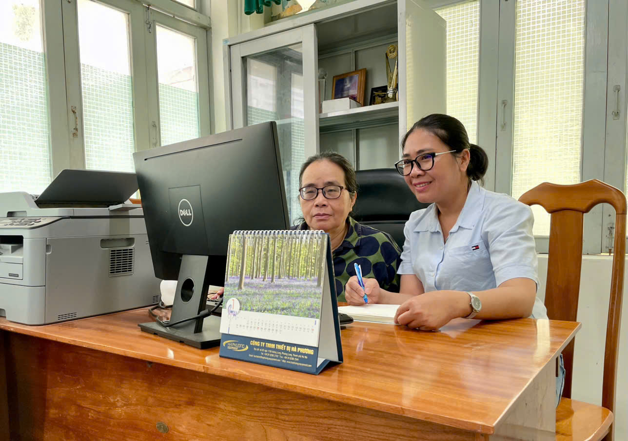 PGS. TS. Trần Thị Thanh Vân và TS. Cao Thị Thúy Hằng (bên phải) trao đổi về kết quả nghiên cứu.