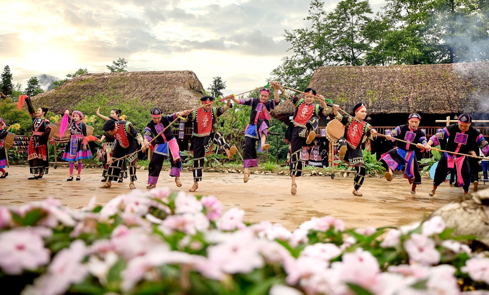 Du khách nô nức hoà mình vào trải nghiệm các điệu múa của người bản địa.