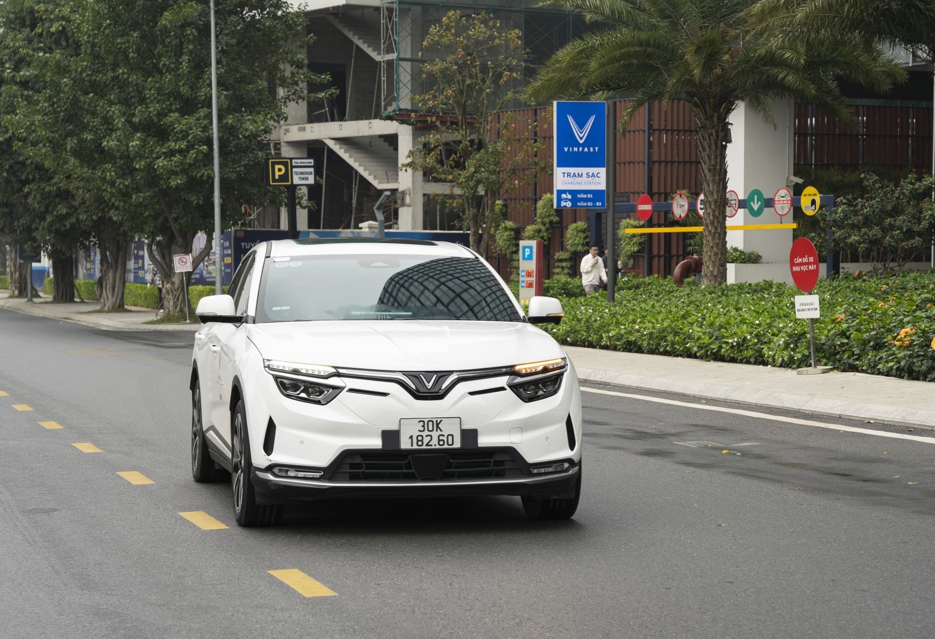 Sắm VF 8 du xuân, nhận cơ hội trúng thêm xe máy điện: “Kèo thơm” khó cưỡng từ VinFast