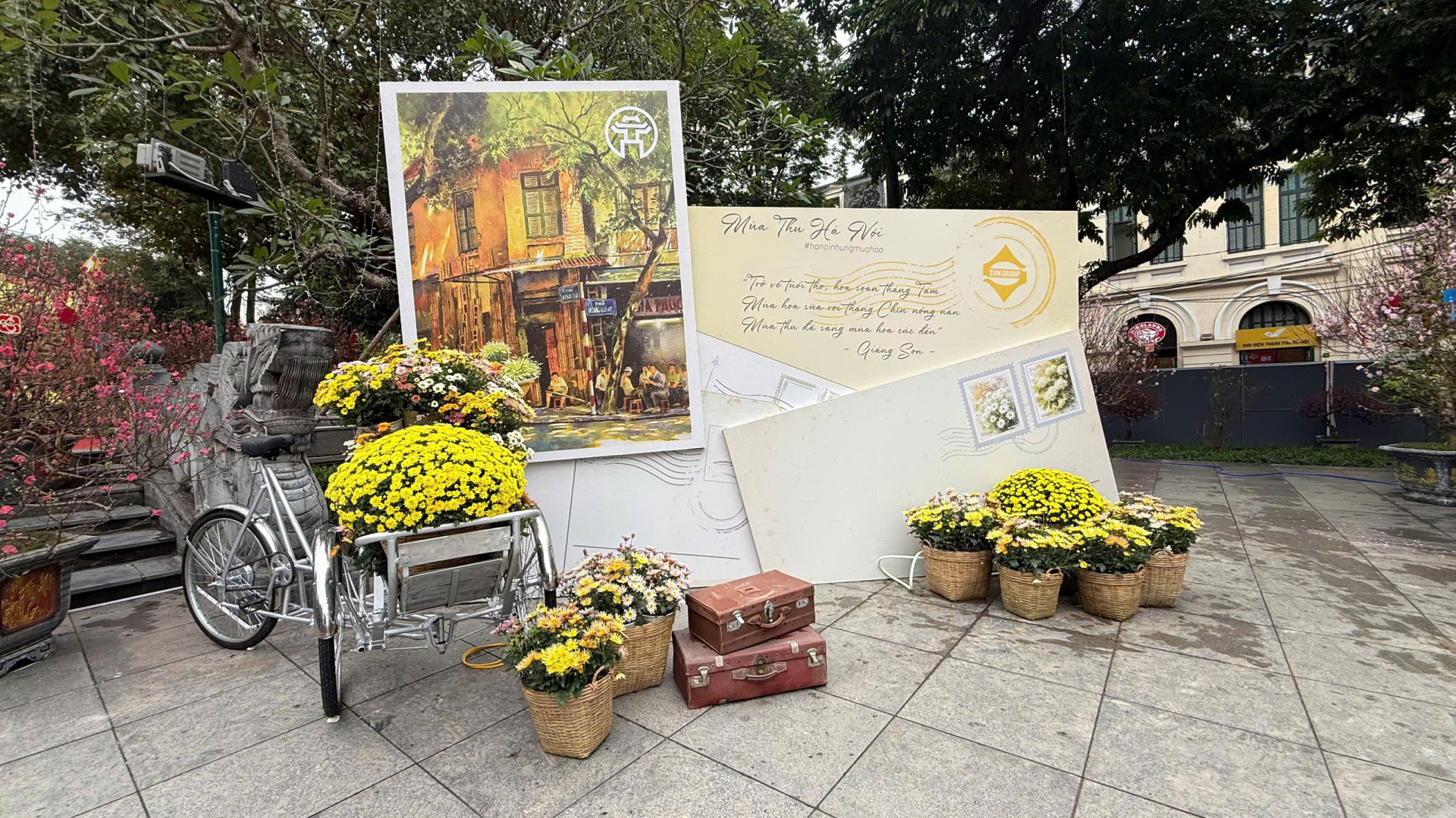 Cụm tiểu cảnh sắc xuân lấy cảm hứng từ ca khúc “Hà Nội 12 mùa hoa” của nhạc sĩ Giáng Son.